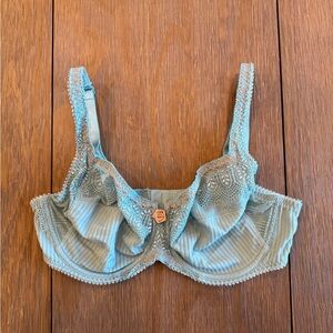 Elegant Chantelle Lace Underwire Bra in Light Blue